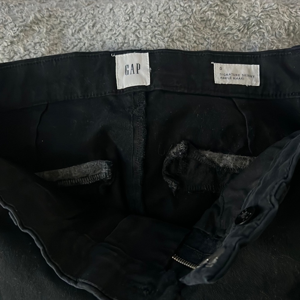 Size 0 Gap Signature skinny ankle khaki (black)